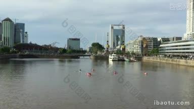 11月在布宜诺斯艾利斯马德罗港的皮划艇娱乐